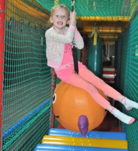 Kind slingeren op een bal